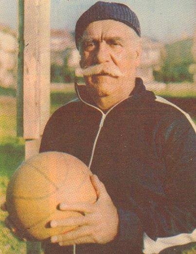 Hulusi Kentmen'in basketbola olan ilgisini ortaya kartan bir kare