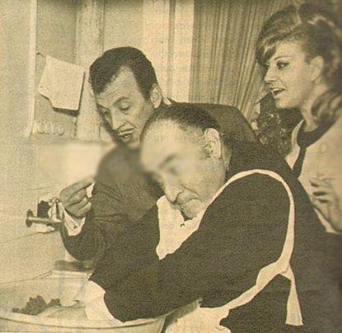 Ali en'in evinde verdii i kfte partisi Oyuncu Ali en, verdii i kfte partisi ile sanat dostlarn Etiler'deki evinde arlyor. Ali en&#8217;in kendi elleri ile yourduu i kfteyi ilk Sadri Alk ve Neriman Kksaltest ediyor. Gecenin devamndan... (Henz 20'li yalarnda olan evin olu ener en sada ayakta duruyor.)