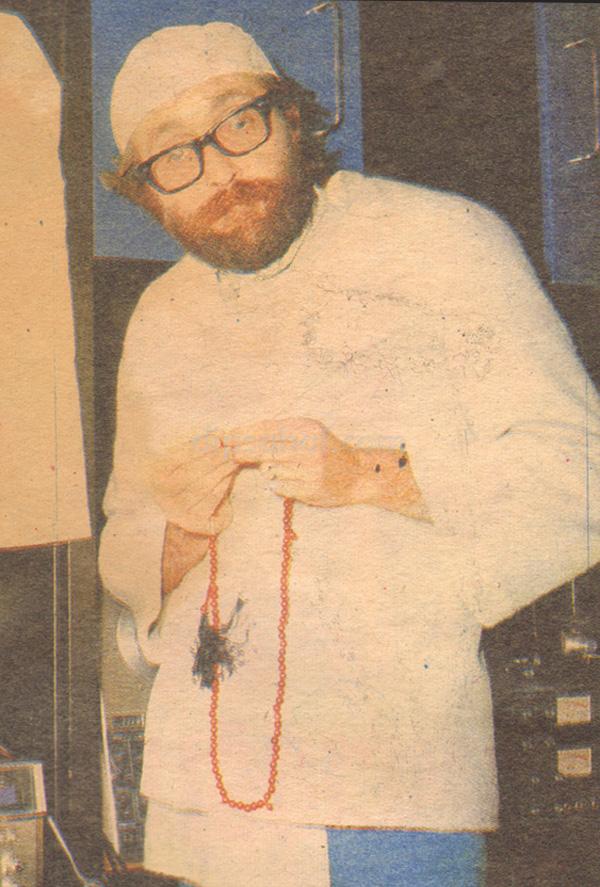 Cem Karaca bir protesto amacyla girdii klkla dikkat ekiyor