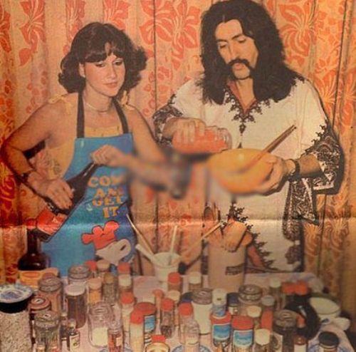 Yldzlar nasl televizyon seyreder Televizyon henz tm evlerin vazgeilmezi haline dnmemi ancak yine de Trkiye'de ok popler. TV'de 7 Gn dergisi, &#8220;Yldzlar nasl televizyon seyreder?&#8221; konulu bir aratrma yapm. Nkhet Duru'nun evinde iki tane televizyon varm ve bunlardan portatif olan banyoda kullanyormu. En byk zevklerinden biri banyo yaparken televizyon seyretmekmi.