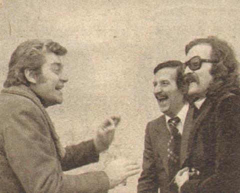 1976 / Ekrem Bora ve Cem Karaca  <br>       Ekrem Bora, Cem Karaca ve organizatr Kamuran Ilcak'a fkra anlatyor.