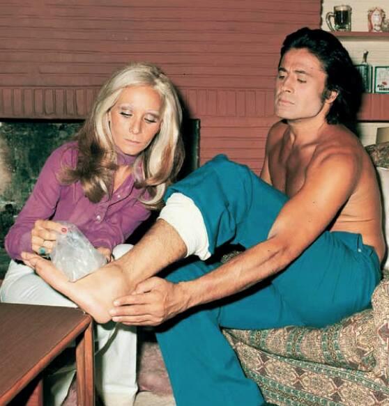 nl oyuncu Cneyt Arkn ve ei Betl Arkn