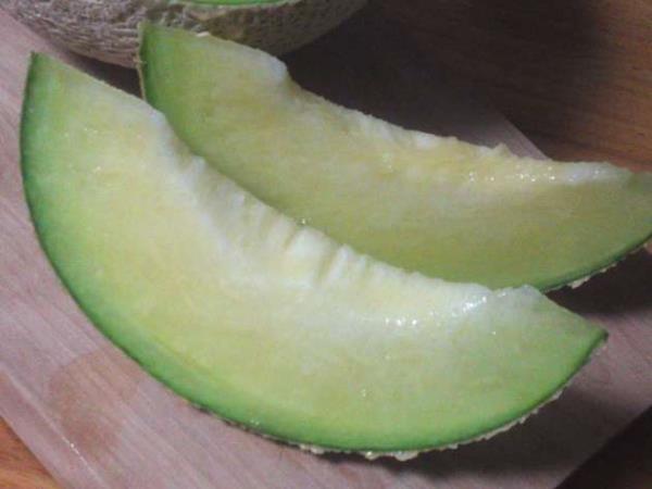 ekirdekleri ezilip yeterli miktarda suyla kaynatlp iildiinde ksre iyi gelir.