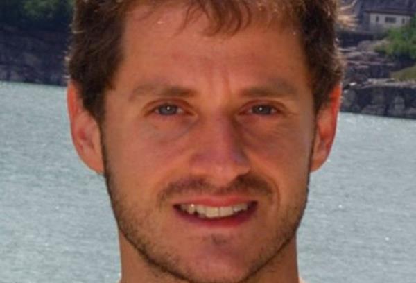 "En yakn hortum bize bir mil uzaktayd. Birden denklanre bastm. Ancak dier hortumlar da grnce adeta nefesimi tutamadm. Olduka ilgin bir manzarayd. 4 hortum, denizin ortasnda art arda sralanmt"diye konutu...