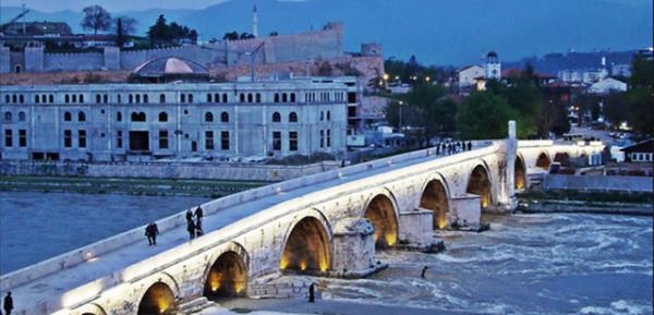 rnein Yunan bankalar sermaye kontrol ad altndaki bir dizi nlem nedeniyle 7 Temmuz tarihine kadar kapatld ve Yunan vatandalar para makinalarndan belli bir miktarda para ekebiliyor.