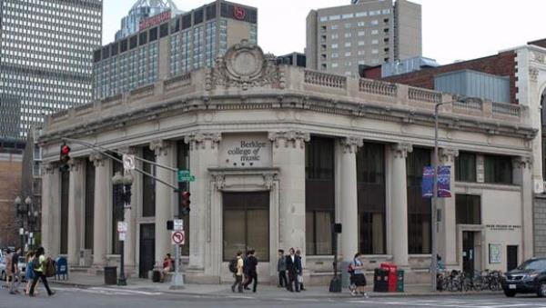 Yurtdnda okumak eitim kalitesi, kariyer olanaklar ve neredeyse Trkiye&#8217;deki zel okullara yakn cretleri sebebi ile daha ok tercih edilir oldu.