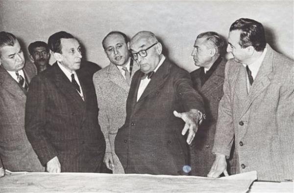 Demirel, siyasi kariyerini 9. Cumhurbakan olarak tamamlad. 1955 ylnda Devlet Su leri Genel Mdrl&#8217;ne atanan Demirel barajlar konusunda Cumhurbaskan Celal Bayar'a  bilgi verirken grlyor.