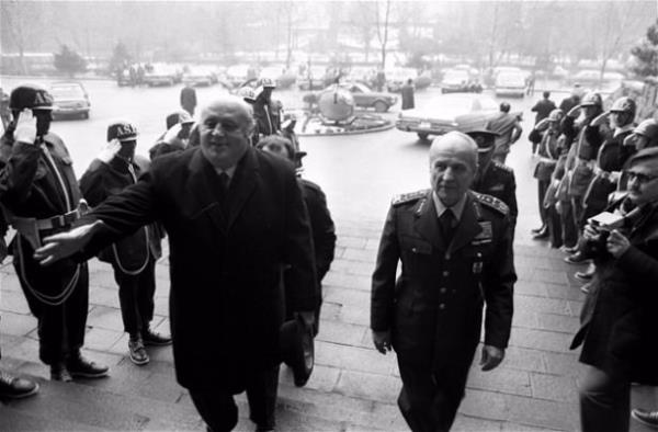 1946'da balayan ok partili dnemin en gl siyasi figrlerinden biri olan Demirel, iki kez ordunun mdahalesiyle iktidardan indirildi.