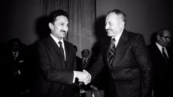41 yl sonra yine Baykal  <br>    1974 ylnda da koalisyonlar gndeme gelmi ve Erbakan&#8217;n banda olduu Milli Selamet Partisi ile Blent Ecevit&#8217;in liderliindeki CHP masaya oturmutu. Grmeleri MSP adna Ouzhan Asiltrk, CHP adna Deniz Baykal yrtmt.