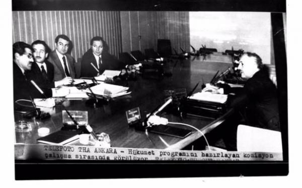 Genel Bakan Blent Ecevit&#8217;in talimatyla grmeleri yrten Baykal, koalisyonda anlama salannca Maliye Bakan olarak grev almt.