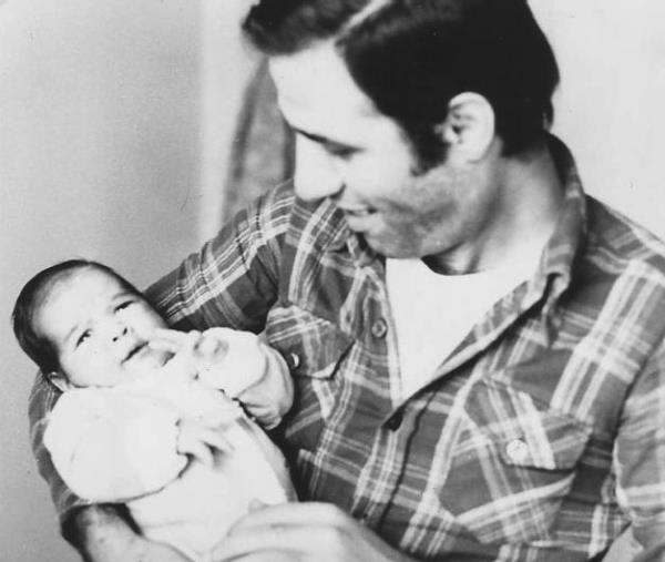 Ali Sunal' ilk kez kucana aldnda...