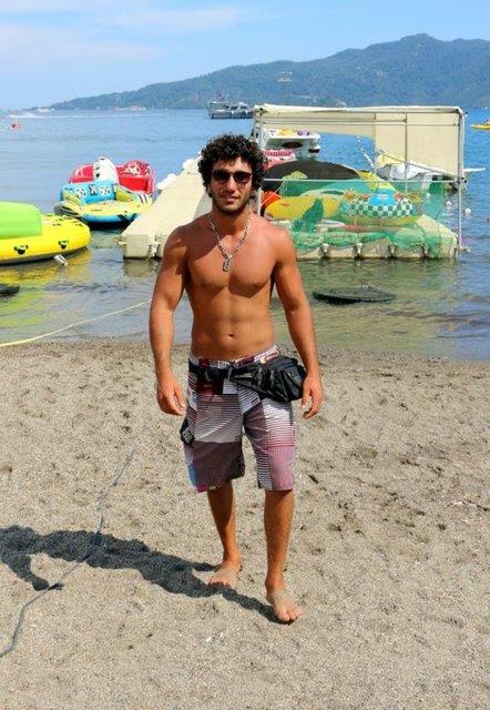 Kendisine gsterilen alakadan memnun olan 24 yandaki gen, fotoraf ektirmek isteyen Arda Turan hayranlarn geri evirmiyor.