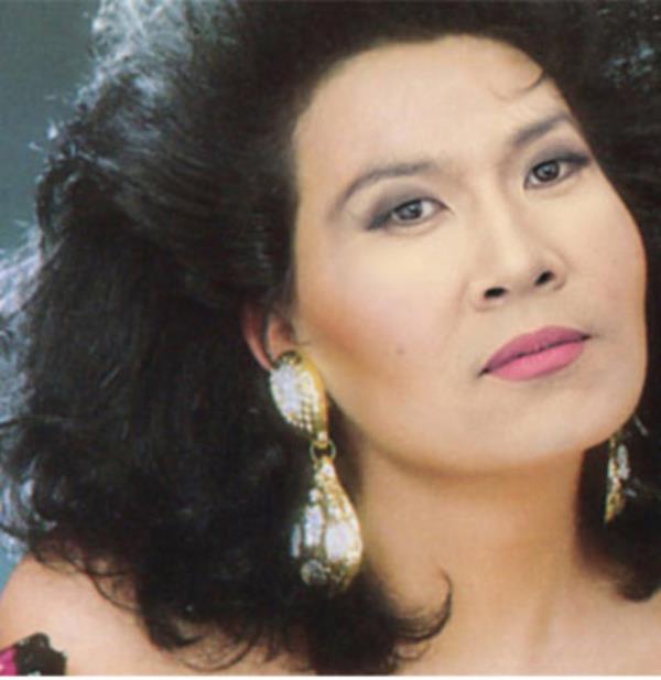 Giyim tarz ve makyajnn yan sra ismini de Blent Wong olarak deitiren arkc, son olarak Ersoy'un hayatn anlataca filmde rol alacak.