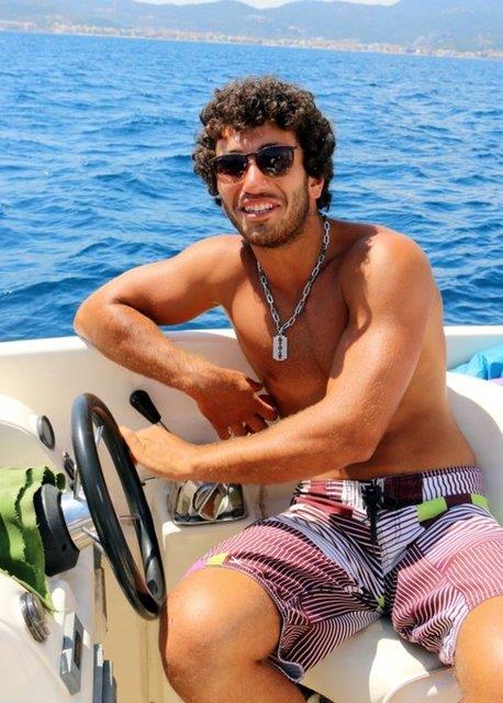 Mula'nn Marmaris ilesinde parat kaptanl yapan Emre Altn, milli futbolcu Arda Turan'a olan benzerliiyle dikkati ekiyor.