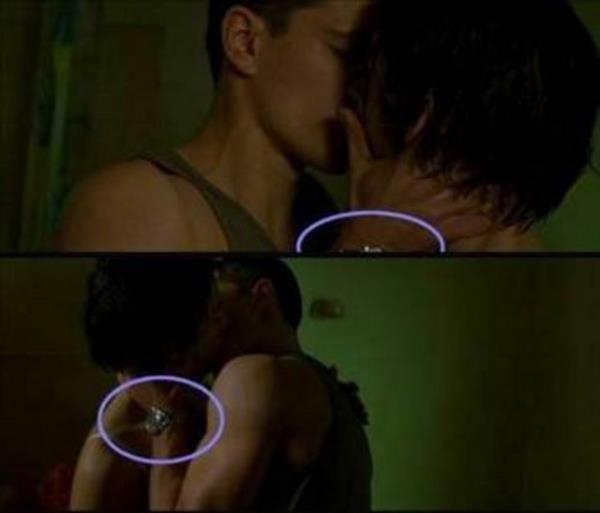 Medusa Darbesi- Kol saatinin yeri deiiyor Bourne serisinin ikinci filmi olan Medusa Darbesi'nde, ajan Jason Bourne, sevgilisini perken kol saati ilk karede sa kolunda ikinci karede ise sol kolunda grlyor.