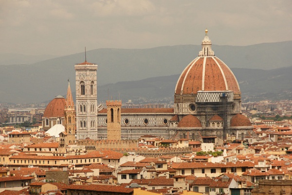 Duomo, Floransa, talya  Floranca Santa Maria del Fiore Katedrali nam dier Duomo&#8217;nun kubbesi mhendislik harikasdr.