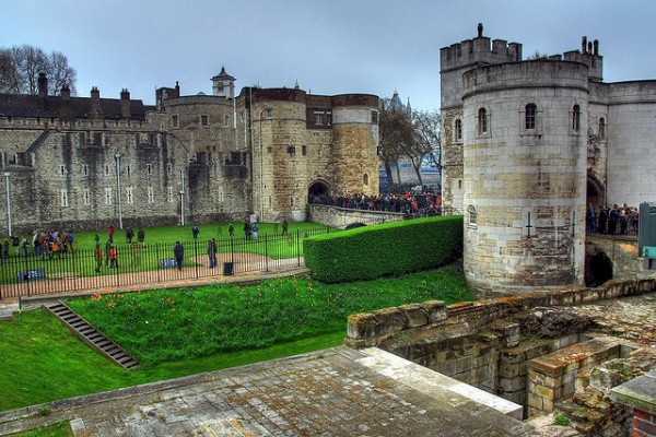 Londra Kulesi, ngiltere  11.yydan beri byk savalara ev sahiplii yapan 20 kuleli Londra Kulesi, ok gzel turlarla ziyarete ak. Kraliyet mcevherlerini de burada grebilirsiniz