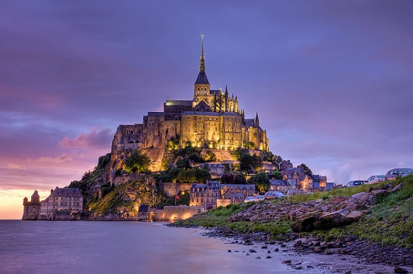 Mont-St-Michel, Normandy, Fransa  Ufukta yansyan sileti, asla unutamayacanz bir kilisedir. Ortaa Fransa&#8217;snn aal dnemini ok iyi yanstr.