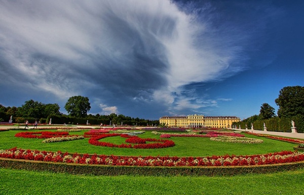 Schnbrunn Saray, Viyana, Avusturya  1 gn dahi gezsenz tm odalar grmeye zaman yetmez. Tur irketleriyle gitmeniz nerilir.