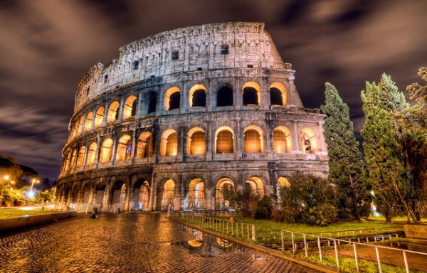 The Colosseum, Roma, talya  Dnyann 7 harikasndan biri olan bu amfitiyatro mparator Vespasian ve Titus tarafndan 80 ylnda ina edilmitir. Roma&#8217;nn en nemli mimari yapsdr.