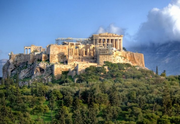Acropolis, Atina, Yunanistan  2500 yldan antik Yunan&#8217;n en klasik sembollerinden biridir. ok uzaklardan bile Panthenon&#8217;un grnts sizi kendinizden alr.