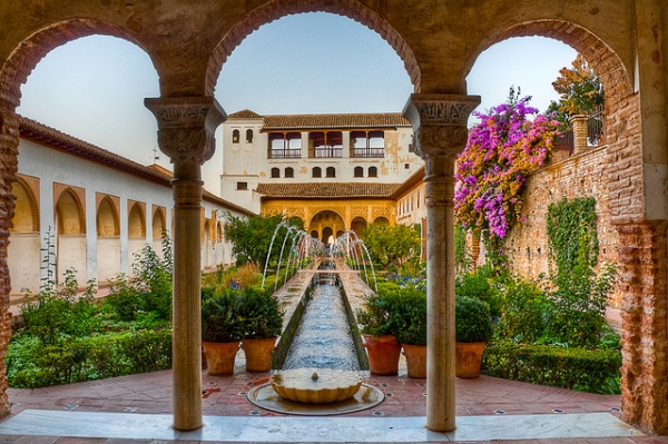 Elhamra Saray, Grenada, spanya  Girift bir yapya sahip olan Elhamra Saray, birbiriyle balantl saysz odalar ve salonlar, bu meknlarn arasnda yer alan avlular, ferahlatc yeil alanlar, fskiyeli havuzlar, akar emeler ve bahelerden ibarettir. Ama tm bu meknlar belli bir ahenk iinde dizilmi, rahatsz edici olmayan geilerle birbirine balanm bir dzene sahiptir.