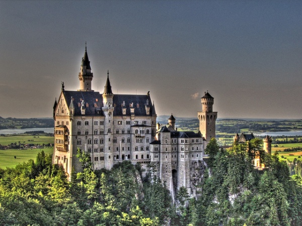 Neuschwanstein Kalesi, The Romantic Road, Almanya  Walt Disney ve Disneyland&#8217;n bir ok eserein ilham kayna olmutr. ok gzel bir kpryle balant salanmtr.