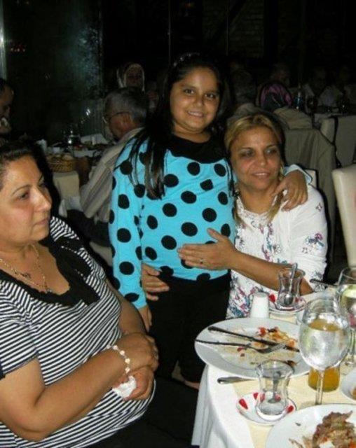 Annesi ile televizyon programna katlan gen kz tasarlad giyisileri tantt.