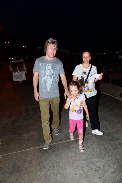 Cneyt Arkn'n kk olu Kaan Creklibatur, ei Asl ve ocuklaryla Bebek'te yry yaparken grntlendi.