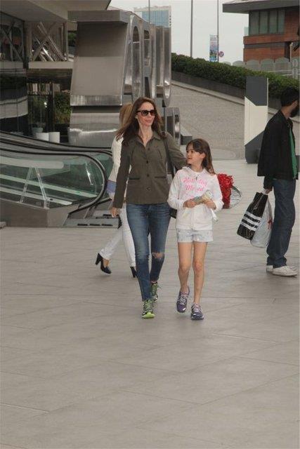 Takvim'de yer alan habere gre maazalar dolaarak alveri turuna kan Demet Hanm, "rem artk gen kz oldu. Biz de kz kza alverie ktk" dedi.