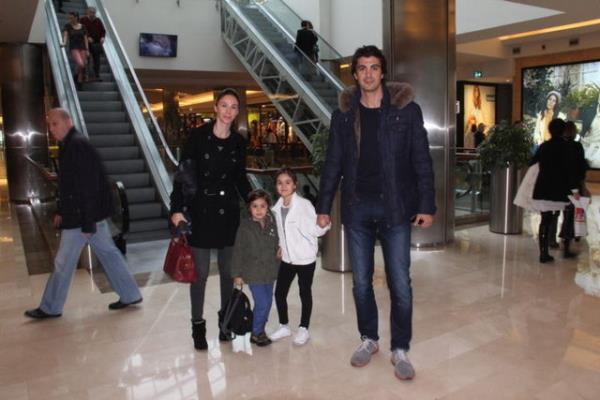 Demet ener Kutluay, kz rem ile alveri iin geldii AVM'de objektiflere takld.