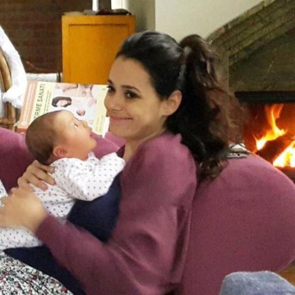 Kilyos'taki evinde hipnoz yntemini kullanarak normal doumla doum yapan Namal, Instagram hesabndan oluyla fotorafn paylat. nl oyuncu, "Haftaya ok gzel baladk" notunu dt.