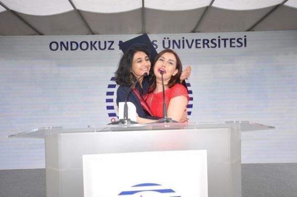 ktisat blmn derece ile bitiren Melodi Bozkurt, baar belgesini annesi Ceylan&#8217;n elinden ald. Trende ksa bir konuma yapan Ceylan, gz alarn tutamad.