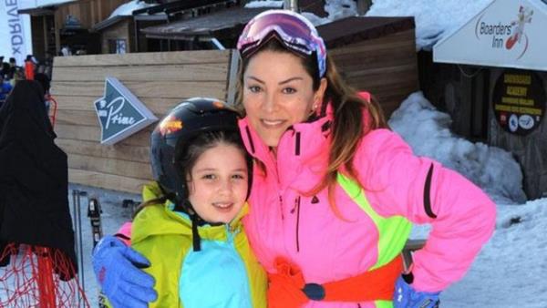 Akn Nur Yengi ve kz Nazl Kartalkaya'da grntlendi. nl arkc, kz Nazl&#8217;nn kayak renmesi iin daa geldiklerini syledi.