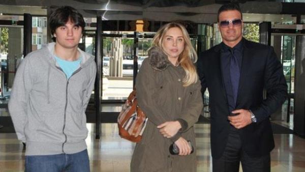 Beikta&#8217;n eski yldz Alpay zalan, nceki gn ei Cansel ve oluyla bir AVM&#8217;de grntlendi.