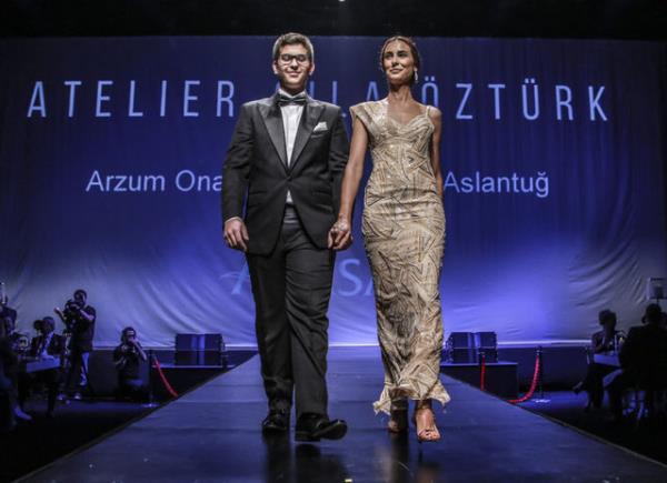 Arzum Onan olu Can'la podyuma kt.