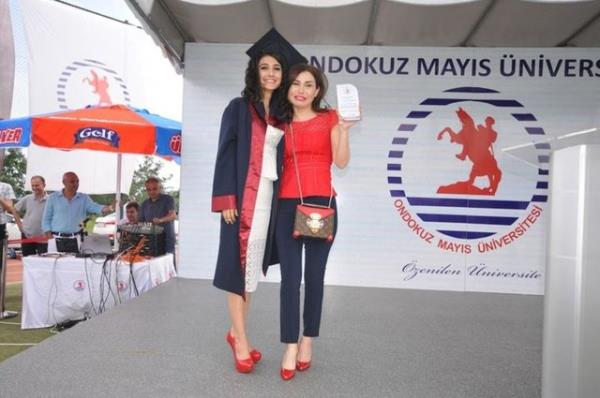 Ondokuz Mays niversitesi(OM) ktisadi ve dari Bilimler Fakltesi 2014-2015 retim Yl Mezuniyet Treni Kurupelit Kamps&#8217;nde yapld. Mezunlar arasnda arkc Ceylan&#8217;n kz Melodi Bozkurt da vard.