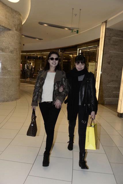 Oyuncu Aydan ener ve kz Ecem Akbin, bir alveri merkezindeydi.