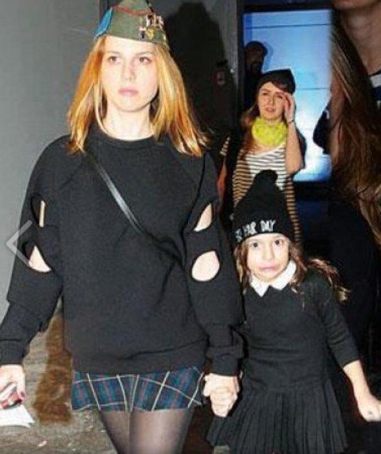 Kk stanbul annesi gibi hayli stil sahibi bir kyafetle defileyi izledi.