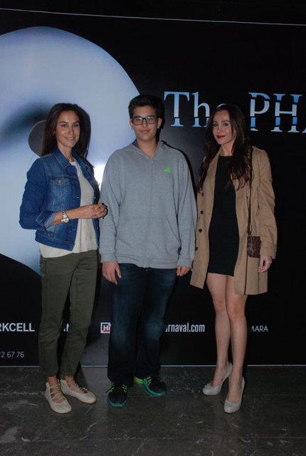 Arzum Onan nceki gn olu Can Aslantu&#8217;la birlikte Zorlu Performans Sanatlar Merkezi&#8217;nde &#8216;Operadaki Hayalet&#8217; adl gsteriyi izledi. 14 yandaki Can&#8217;n annesinin boyunu getii grld.