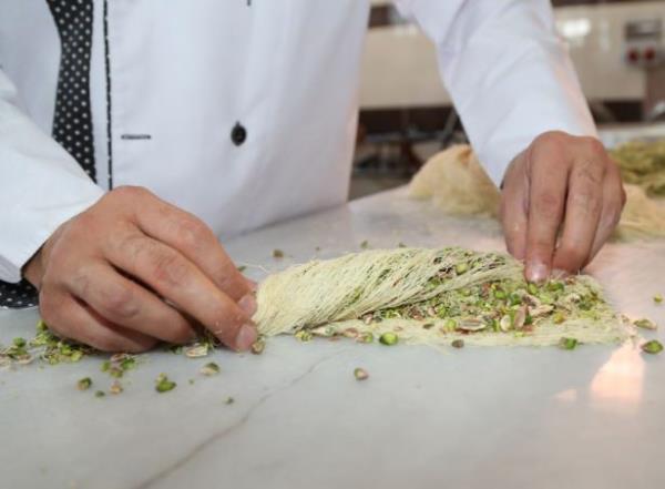 Kadayf reticilerinden mer Altunhan, baba meslei olan kadayfn lezzetli olmas iin kullanlan malzemelerin iyi seilmesi gerektiini belirterek, fstk almak iin Gaziantep ve anlurfa'ya, ceviz iin de