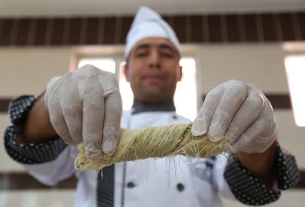 Stl, fstkl, cevizli, kaymakl, peynirli, burma, dz ve ubuk eitleriyle sunulan kadayfn n il snrlarn aarken, gnlk retimi yaplan tatlnn bir blm sipari zerine Ankara, stanbul ve zmir bata