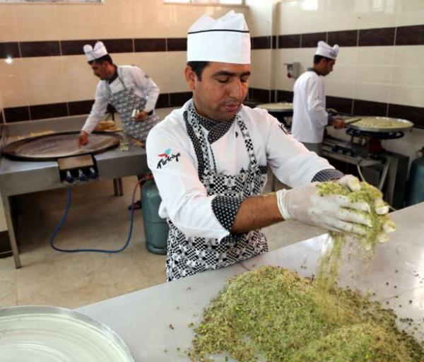 Kadayf reticileri kentin geleneksel lezzetini vatandan tadabilmesi iin i yerlerini sahura kadar ak tutarken, ramazanda gnlk tketilen kadayf miktar 7 tona ulayor.