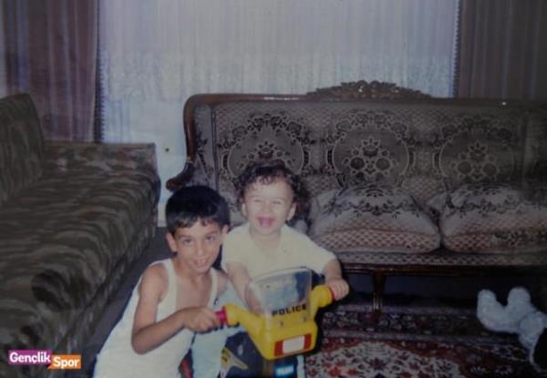 Okan Turan 2 yanda kendisine alnan ilk bisikletin cokusunu abisi Arda ile birlikte yaamay ihmal etmiyor.
