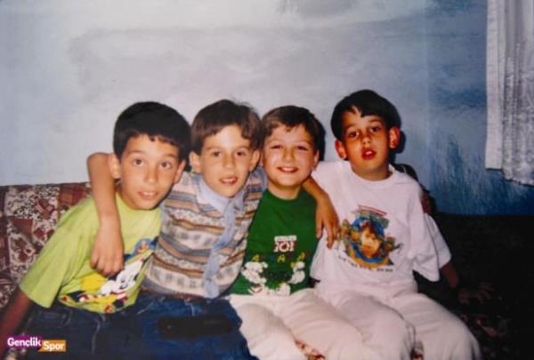 Ailesine dknlyle bilinen Arda, ocukluk yllarnda kuzenleri Sercan, Onur ve Burak ile birlikte her Cuma gn ananeleri Sebahat Hanm&#8217;da toplanrd.