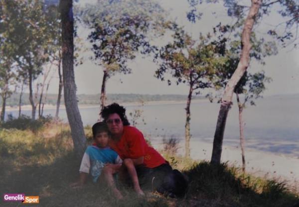 Ailesiyle Ava Adas&#8217;na tatile giden Arda, annesi Yksel Hanm ile grlyor. Milli futbolcu bu fotorafta 5 yanda.