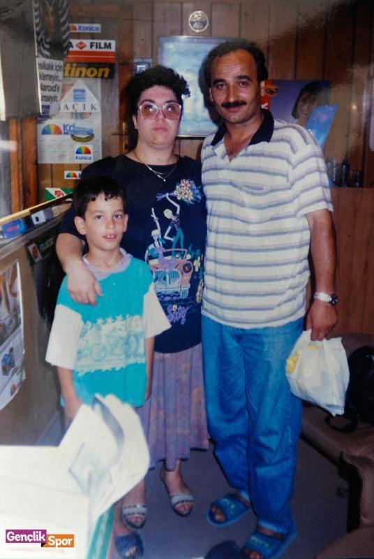 Arda, annesi ve babasyla birlikte7 yanda.