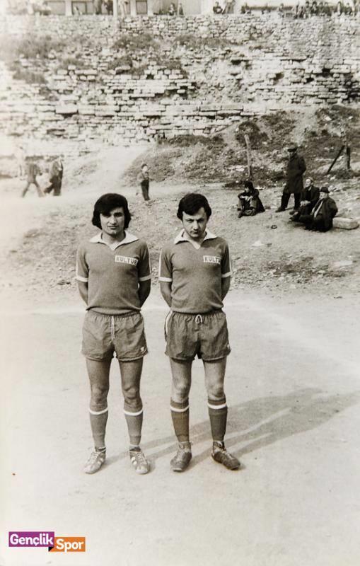 Milli futbolcunun babas Adnan Bey de, (sada) tpk olu gibi yllarca futbol oynam. Karlamalarda sol ak mevkiinde mcadele eden baba Adnan Bey, Arda&#8217;nn da futbola balad Bayrampaa Altntepsispor takmnda uzun yllar forma giymi.