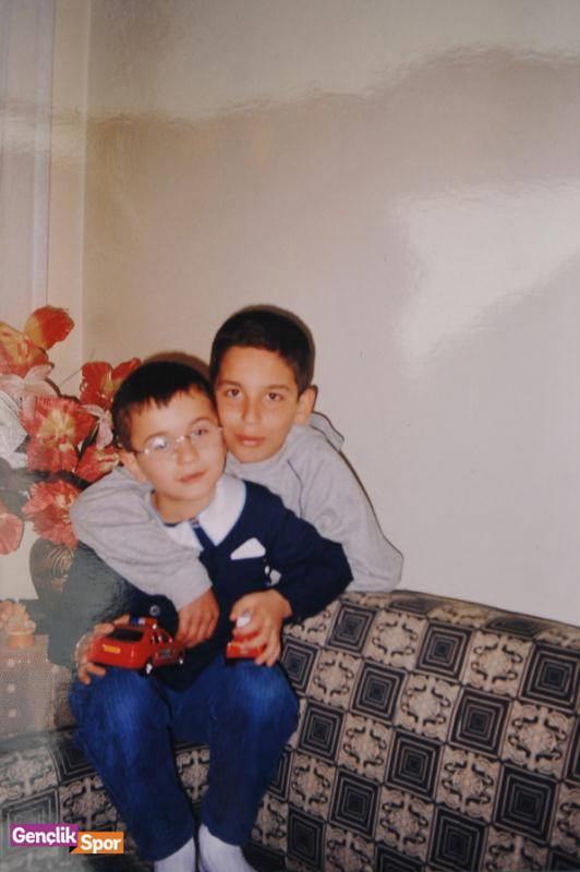 Kardei Okan&#8217;n 7 yanda anaokuluna balad ilk gnde bir hayli neeli olan Arda&#8217;nn nee dolu glmsemesi, bu gzel kareyle aile albmndeki yerini ald.