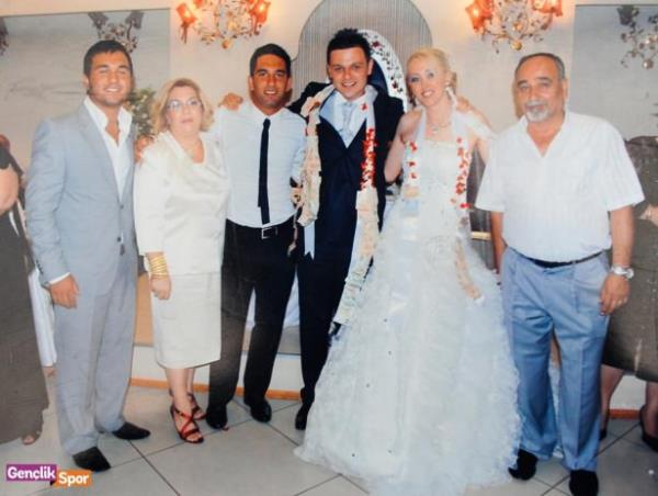 Milli futbolcu, mahalleden arkada Onur aabeyinin dnnde. 2008&#8217;de ekilen bu fotorafta Turan ailesinin tm fertleri yer alyor.